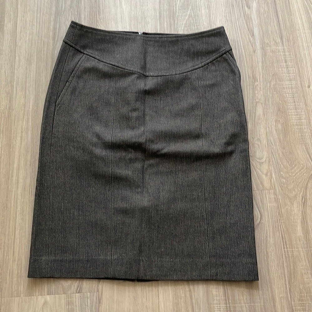Banana Republic Women’s Black and Grey Herringbone Pattern Skirt Size 0